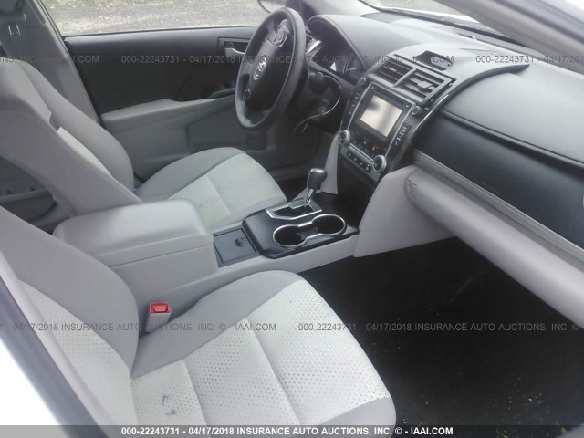 4T4BF1FK1ER377864 - 2014 TOYOTA CAMRY L/SE/LE/XLE 白色 照片 5