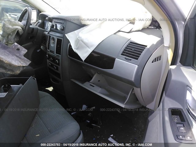 2A4RR5D12AR285170 - 2010 CHRYSLER TOWN & COUNTRY TOURING SILVER photo 5