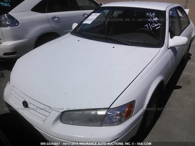 JT2BG22K2V0100325 - 1997 TOYOTA CAMRY LE/XLE WHITE photo 2