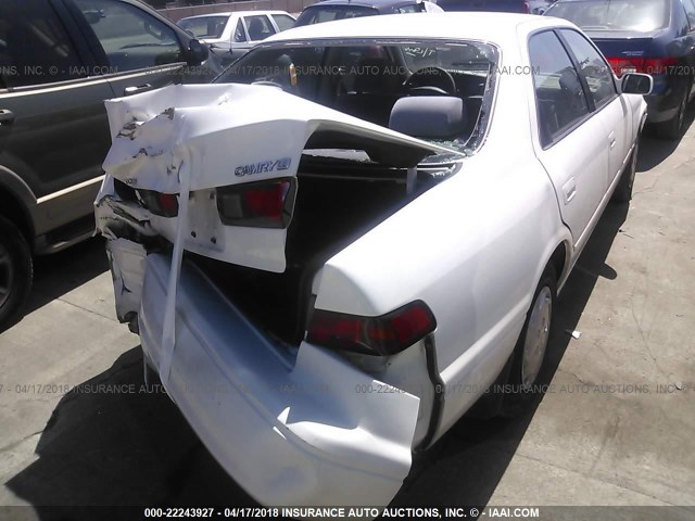 JT2BG22K2V0100325 - 1997 TOYOTA CAMRY LE/XLE WHITE photo 4