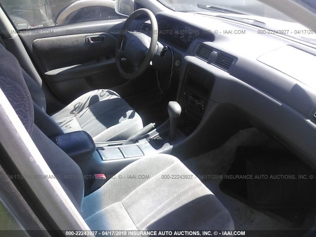 JT2BG22K2V0100325 - 1997 TOYOTA CAMRY LE/XLE WHITE photo 5