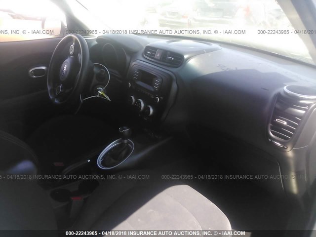 KNDJN2A20E7097460 - 2014 KIA SOUL WHITE photo 5