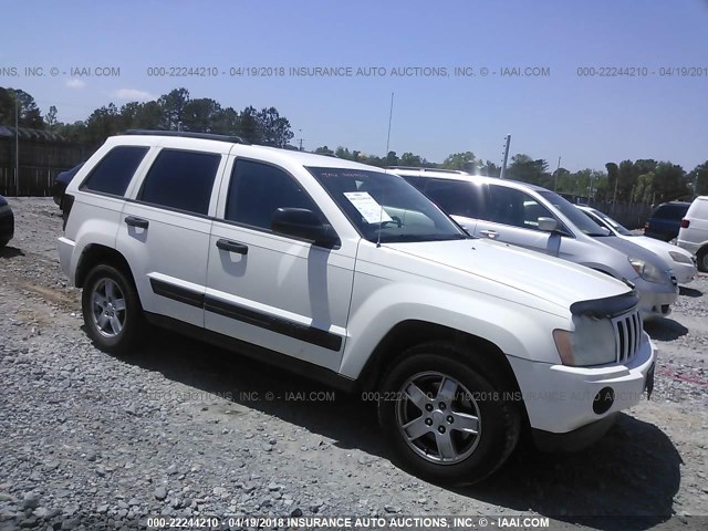 1J4GS48K75C611424 - 2005 JEEP GRAND CHEROKEE LAREDO/COLUMBIA/FREEDOM WHITE photo 1