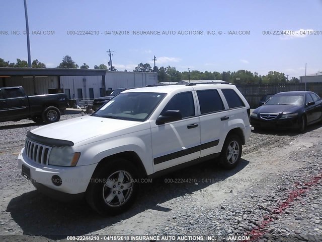 1J4GS48K75C611424 - 2005 JEEP GRAND CHEROKEE LAREDO/COLUMBIA/FREEDOM WHITE photo 2