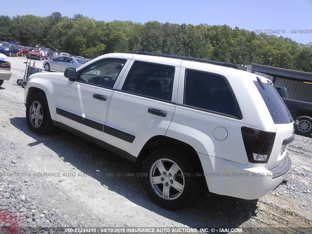 1J4GS48K75C611424 - 2005 JEEP GRAND CHEROKEE LAREDO/COLUMBIA/FREEDOM WHITE photo 3