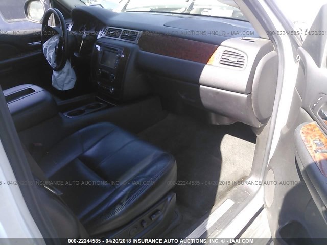 3GNFC16J28G223873 - 2008 CHEVROLET SUBURBAN C1500  LS WHITE photo 5