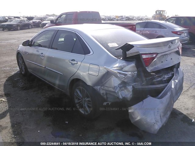 4T1BF1FKXFU024924 - 2015 TOYOTA CAMRY LE/XLE/SE/XSE ვერცხლისფერი ფოტო 3