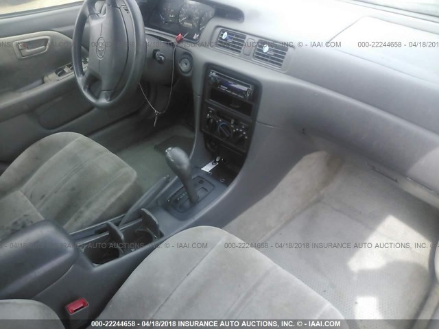 JT2BG22K8W0145951 - 1998 TOYOTA CAMRY CE/LE/XLE 金色 照片 5