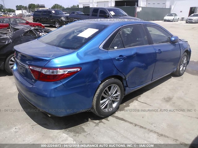 4T1BF1FK3HU696312 - 2017 TOYOTA CAMRY LE/XLE/SE/XSE BLUE photo 4