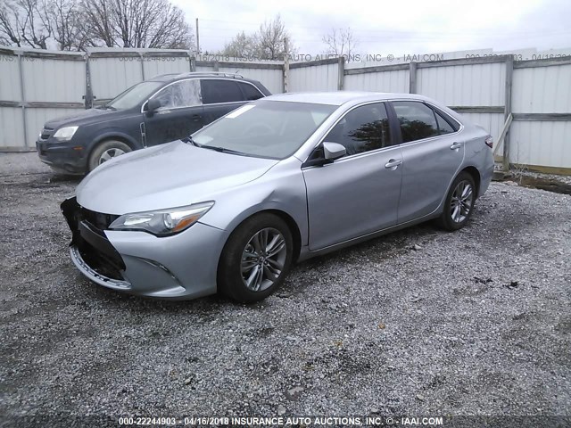 4T1BF1FK8HU687203 - 2017 TOYOTA CAMRY LE/XLE/SE/XSE SILVER photo 2