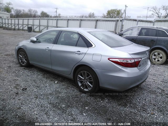 4T1BF1FK8HU687203 - 2017 TOYOTA CAMRY LE/XLE/SE/XSE SILVER photo 3