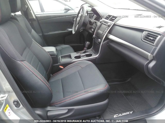 4T1BF1FK8HU687203 - 2017 TOYOTA CAMRY LE/XLE/SE/XSE SILVER photo 5