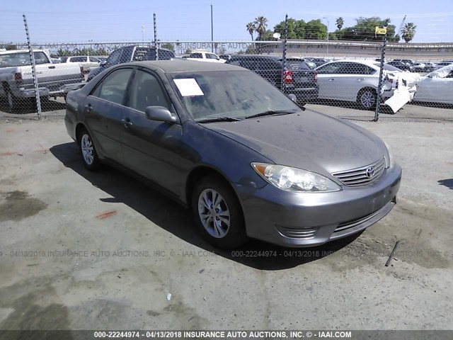 4T1BE32K55U966544 - 2005 TOYOTA CAMRY LE/XLE/SE ნაცრისფერი ფოტო 1