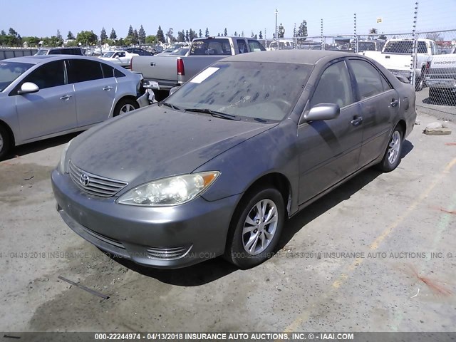 4T1BE32K55U966544 - 2005 TOYOTA CAMRY LE/XLE/SE ნაცრისფერი ფოტო 2
