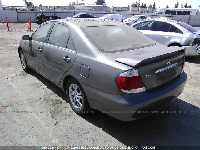 4T1BE32K55U966544 - 2005 TOYOTA CAMRY LE/XLE/SE ნაცრისფერი ფოტო 3