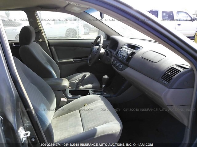4T1BE32K55U966544 - 2005 TOYOTA CAMRY LE/XLE/SE ნაცრისფერი ფოტო 5