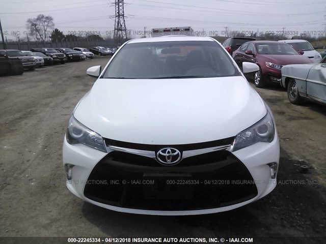 4T1BF1FK2HU390086 - 2017 TOYOTA CAMRY LE/XLE/SE/XSE WHITE photo 6