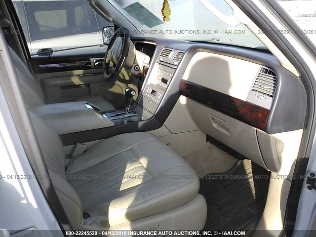 5LMFU27585LJ01541 - 2005 LINCOLN NAVIGATOR WHITE photo 5
