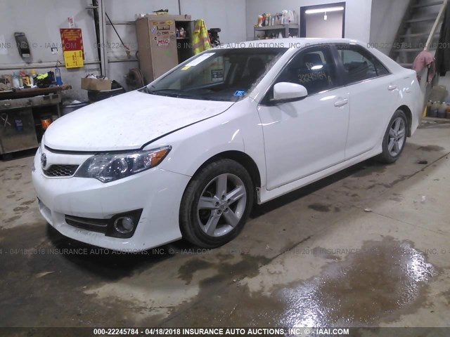 4T1BF1FK3CU532406 - 2012 TOYOTA CAMRY SE/LE/XLE WHITE photo 2