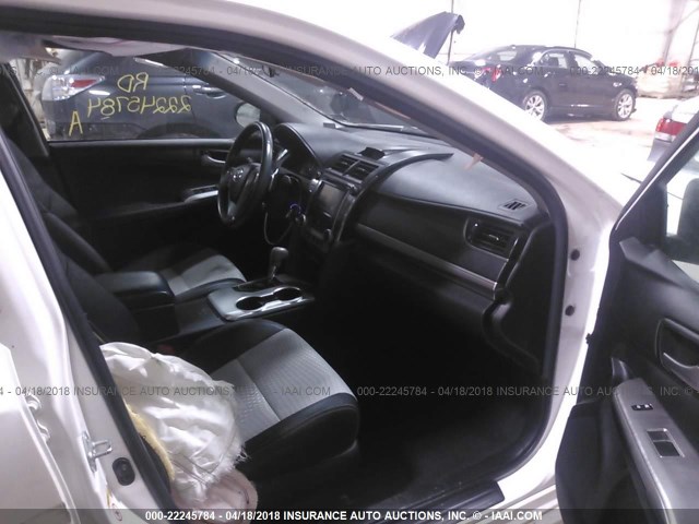 4T1BF1FK3CU532406 - 2012 TOYOTA CAMRY SE/LE/XLE WHITE photo 5