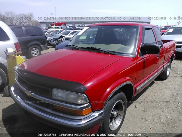 1GCCS19W828254306 - 2002 CHEVROLET S TRUCK S10 RED photo 2