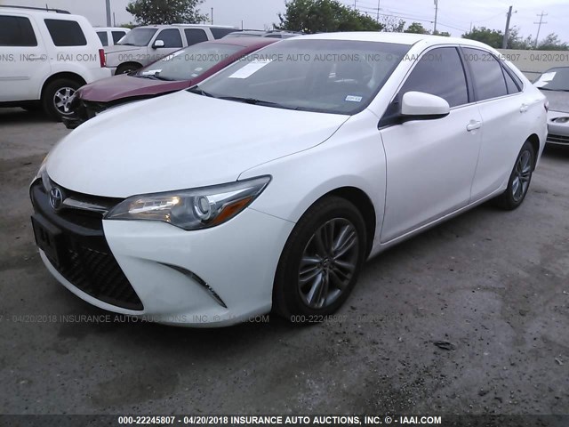 4T1BF1FK4FU084715 - 2015 TOYOTA CAMRY LE/XLE/SE/XSE WHITE photo 2