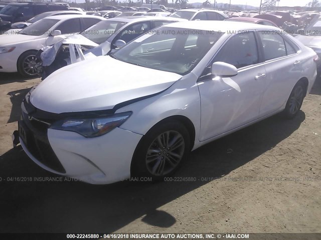 4T1BF1FK4FU060267 - 2015 TOYOTA CAMRY LE/XLE/SE/XSE თეთრი ფოტო 2