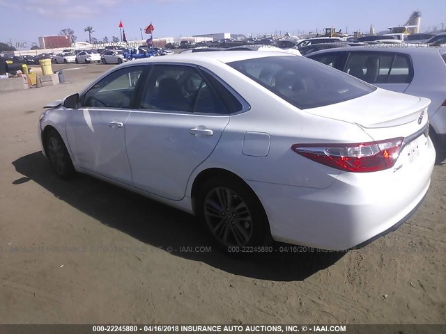 4T1BF1FK4FU060267 - 2015 TOYOTA CAMRY LE/XLE/SE/XSE თეთრი ფოტო 3