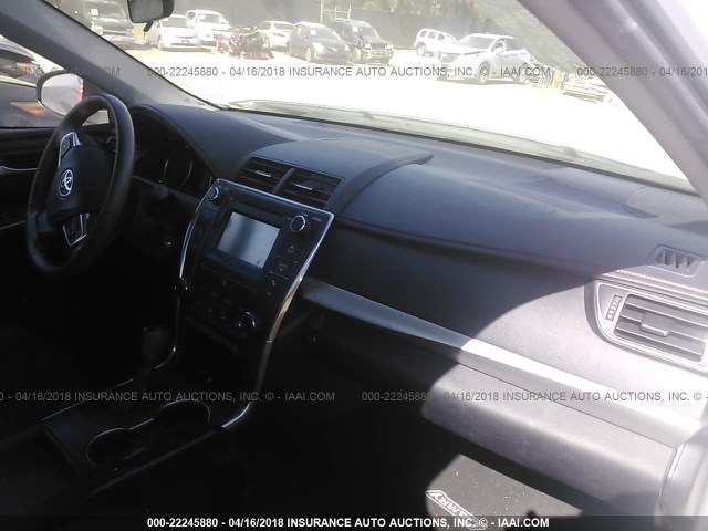 4T1BF1FK4FU060267 - 2015 TOYOTA CAMRY LE/XLE/SE/XSE თეთრი ფოტო 5