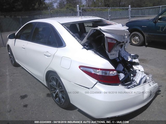 4T1BF1FK0GU511454 - 2016 TOYOTA CAMRY LE/XLE/SE/XSE WHITE photo 3