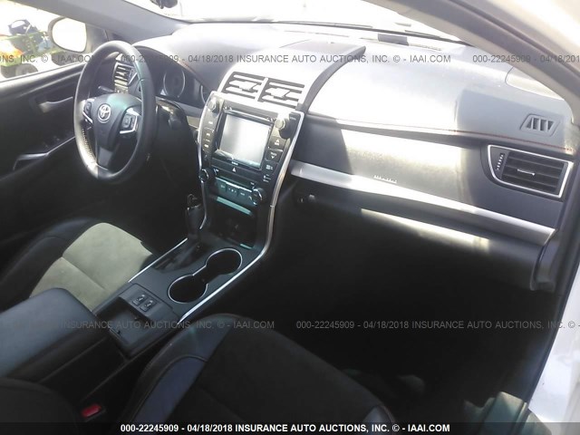4T1BF1FK0GU511454 - 2016 TOYOTA CAMRY LE/XLE/SE/XSE WHITE photo 5