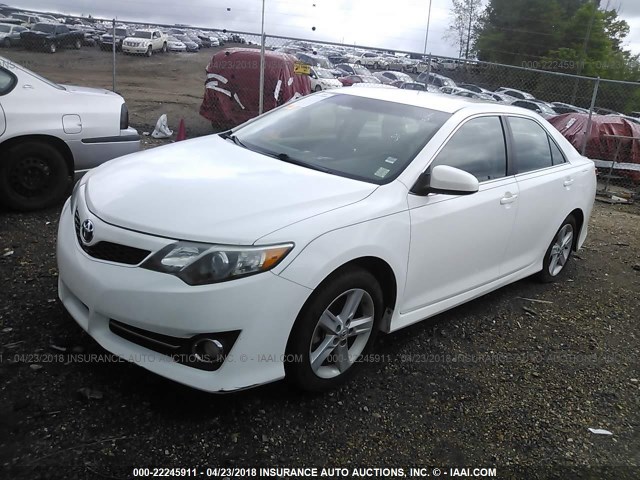 4T1BF1FK9DU208975 - 2013 TOYOTA CAMRY L/SE/LE/XLE WHITE photo 2