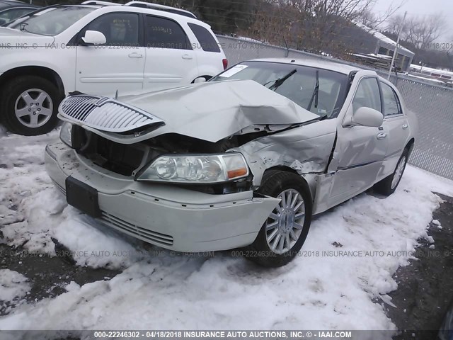 1LNHM81W04Y687640 - 2004 LINCOLN TOWN CAR EXECUTIVE/SIGNATURE თეთრი ფოტო 2