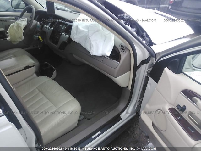 1LNHM81W04Y687640 - 2004 LINCOLN TOWN CAR EXECUTIVE/SIGNATURE თეთრი ფოტო 5