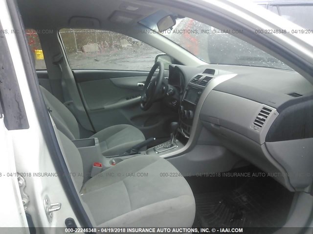 5YFBU4EE7DP112721 - 2013 TOYOTA COROLLA S/LE WHITE photo 5