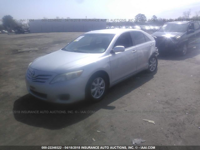 4T1BF3EK8BU632416 - 2011 TOYOTA CAMRY SE/LE/XLE GRAY photo 2
