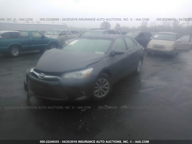 4T1BF1FK9FU018855 - 2015 TOYOTA CAMRY LE/XLE/SE/XSE GRAY photo 2
