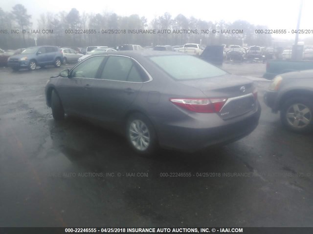 4T1BF1FK9FU018855 - 2015 TOYOTA CAMRY LE/XLE/SE/XSE GRAY photo 3