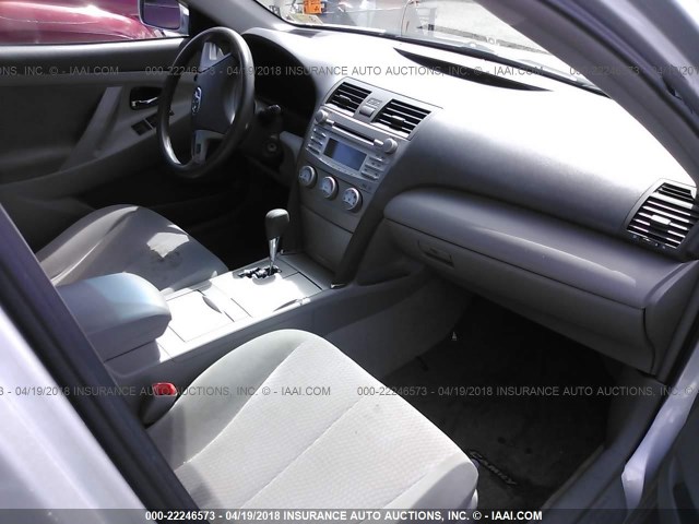 4T1BF3EK6AU071874 - 2010 TOYOTA CAMRY SE/LE/XLE SILVER photo 5