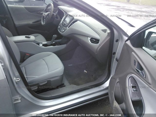 1G1ZB5ST4HF132086 - 2017 CHEVROLET MALIBU LS ვერცხლისფერი ფოტო 5