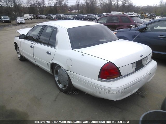 2FAFP73WX2X146785 - 2002 FORD CROWN VICTORIA  WHITE photo 3