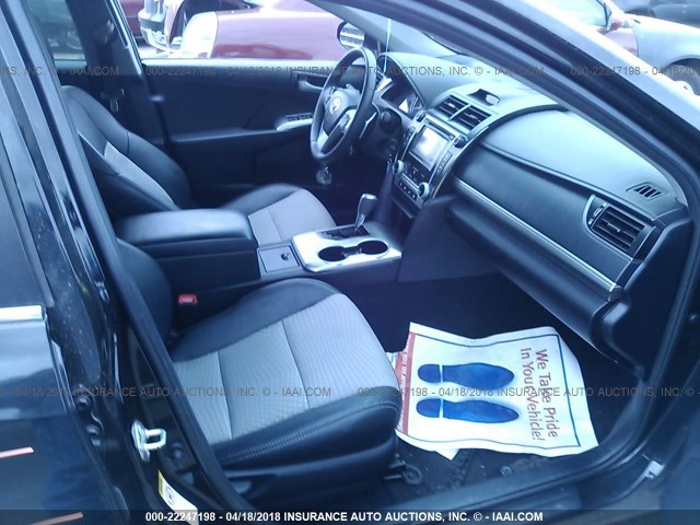 4T1BF1FK4EU736330 - 2014 TOYOTA CAMRY L/SE/LE/XLE 黑色 照片 5