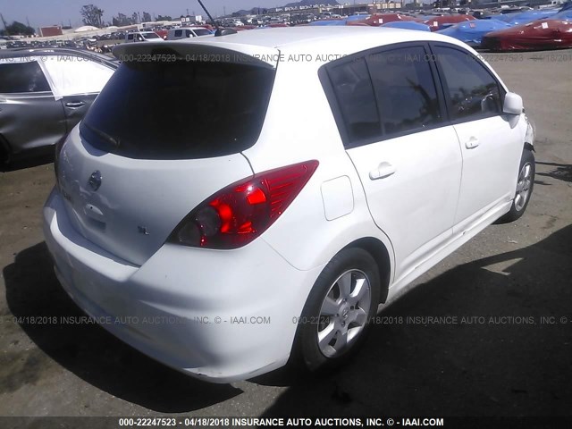 3N1BC13E88L399223 - 2008 NISSAN VERSA S/SL WHITE photo 4