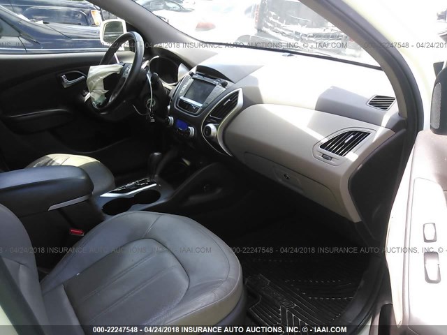 KM8JU3AC2BU196114 - 2011 HYUNDAI TUCSON GLS/LIMITED თეთრი ფოტო 5