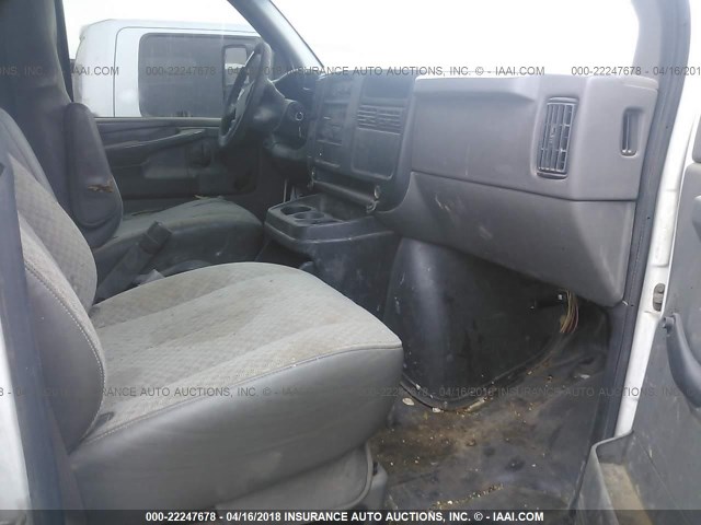 1GBHG31U041243099 - 2004 CHEVROLET EXPRESS G3500  Սպիտակ լուսանկար 5