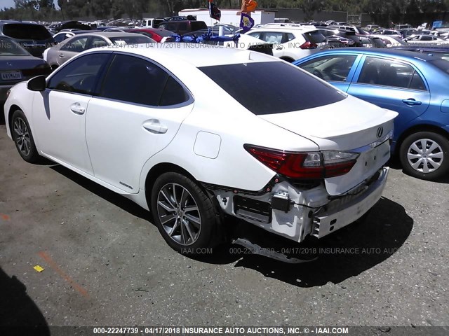 JTHBW1GGXG2105268 - 2016 LEXUS ES 300H WHITE photo 3