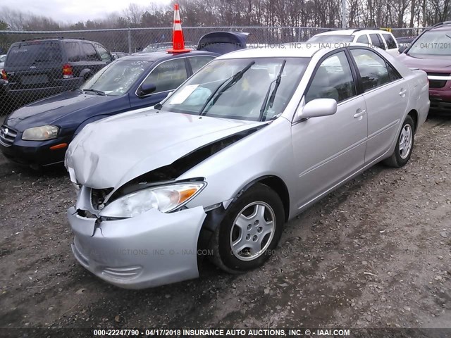 4T1BF32K92U003980 - 2002 TOYOTA CAMRY LE/XLE/SE SILVER photo 2