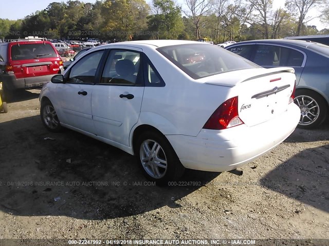 1FAFP3434YW305608 - 2000 FORD FOCUS SE/SE SPORT WHITE photo 3