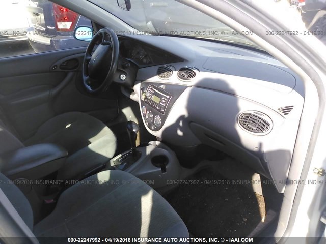 1FAFP3434YW305608 - 2000 FORD FOCUS SE/SE SPORT WHITE photo 5