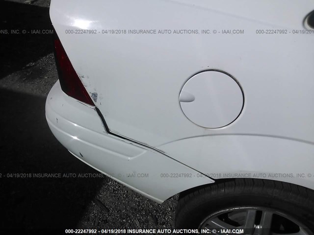 1FAFP3434YW305608 - 2000 FORD FOCUS SE/SE SPORT WHITE photo 6